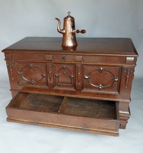 17THC OAK FURNITURE MULE CHEST WITH SPLIT BALUSTER APPLIQUES ENGLISH C166080 - ADDITIONAL PHOTO 1