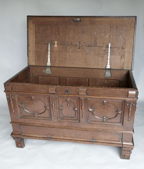 17THC OAK FURNITURE MULE CHEST WITH SPLIT BALUSTER APPLIQUES ENGLISH C166080 - ADDITIONAL PHOTO 2