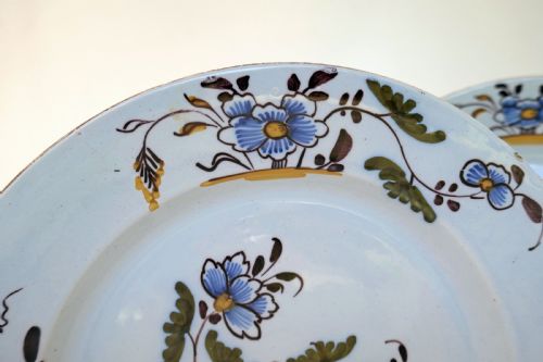 ANTIQUE POTTERY 18THC PAIR OF DELFTWARE POLYCHROME PLATES ENGLISH C176080 - ADDITIONAL PHOTO 2