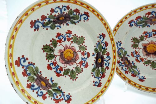 ANTIQUE POTTERY PAIR OF 18THC POLYCHROME DELFTWARE PLATES DUTCH C177090 - ADDITIONAL PHOTO 1