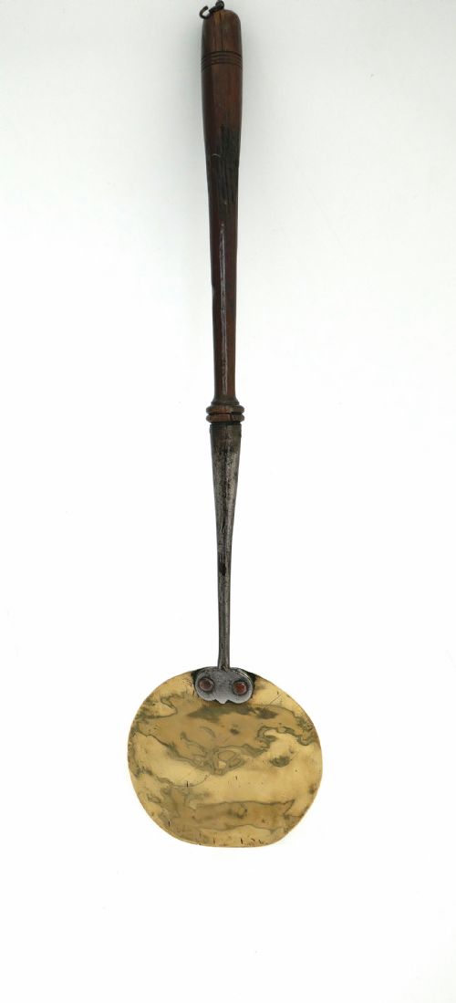 antique early metalware 1718thc brass salamander with turned ash handle english c1680c1720 - CATEGORY: ANTIQUE METAL - DATED 17TH CENTURY