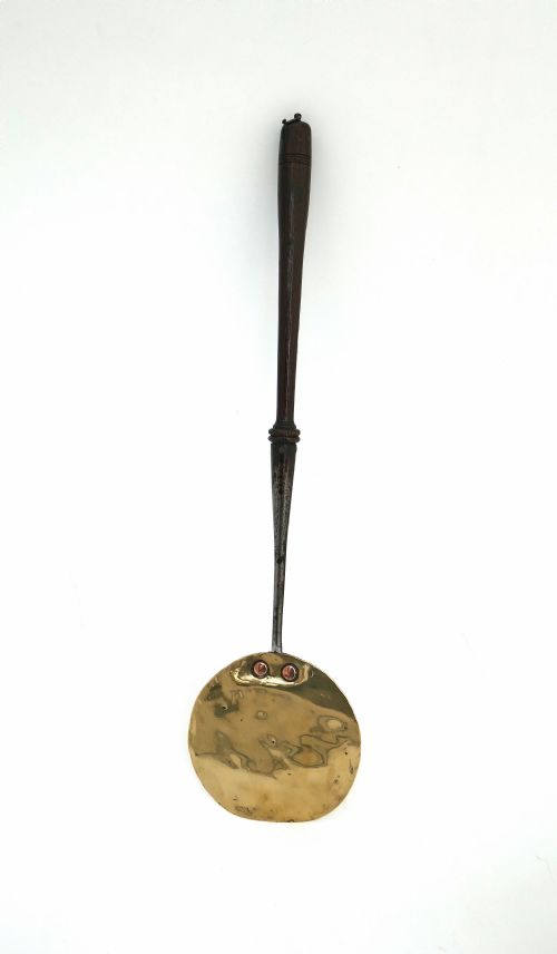 ANTIQUE EARLY METALWARE 1718THC BRASS SALAMANDER WITH TURNED ASH HANDLE ENGLISH C1680C1720 - ADDITIONAL PHOTO 1
