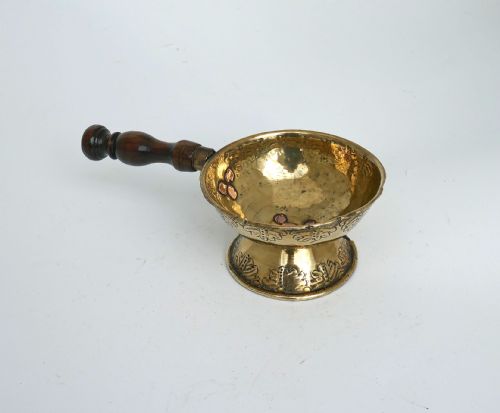 antique metalware 17thc brass chafing dish with turned wooden handle dutch c168090 - CATEGORY: ANTIQUE METAL - DATED 17TH CENTURY