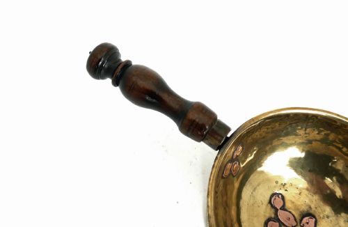 ANTIQUE METALWARE 17THC BRASS CHAFING DISH WITH TURNED WOODEN HANDLE DUTCH C168090 - ADDITIONAL PHOTO 4