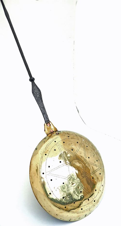 antique metalware 17thc iron brass warming pan with engraved handle english c164060 - CATEGORY: ANTIQUE METAL - DATED 17TH CENTURY