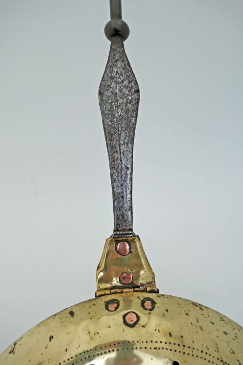ANTIQUE METALWARE 17THC IRON BRASS WARMING PAN WITH ENGRAVED HANDLE ENGLISH C164060 - ADDITIONAL PHOTO 4