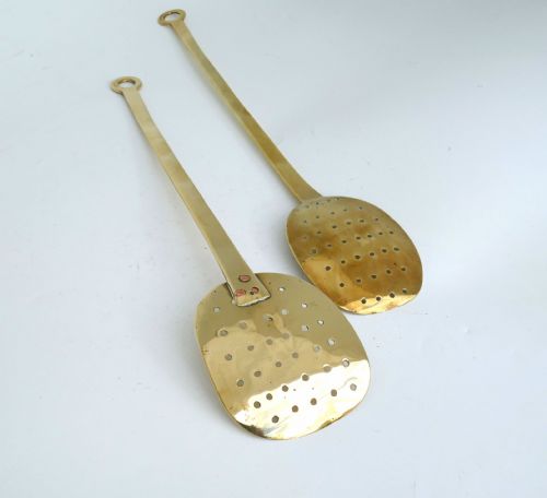 ANTIQUE METALWARE TWO 17THC BRASS COOKING SLICES FROM THE FARMHOUSE ENGLISH C167090 - ADDITIONAL PHOTO 1