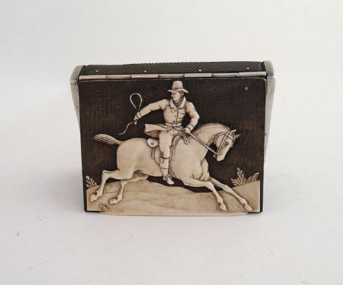 ANTIQUE COLLECTABLES 18THC HORN CHEROOT CIGARETTE BOX WITH CARVED RIDER HORSE CONTINENTAL C177090 - ADDITIONAL PHOTO 1