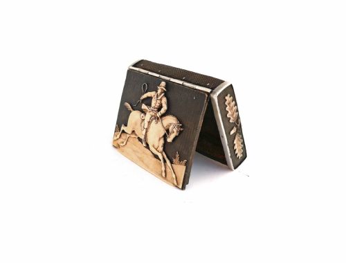 ANTIQUE COLLECTABLES 18THC HORN CHEROOT CIGARETTE BOX WITH CARVED RIDER HORSE CONTINENTAL C177090 - ADDITIONAL PHOTO 2