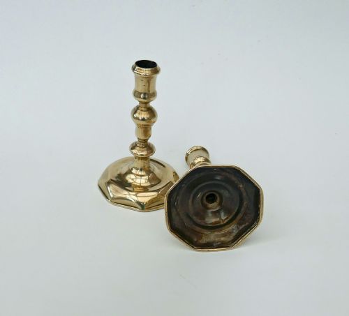 ANTIQUE EARLY METALWARE 18THC BRASS PAIR OF QUEEN ANNE CANDLESTICKS ENGLISH C171014 - ADDITIONAL PHOTO 2