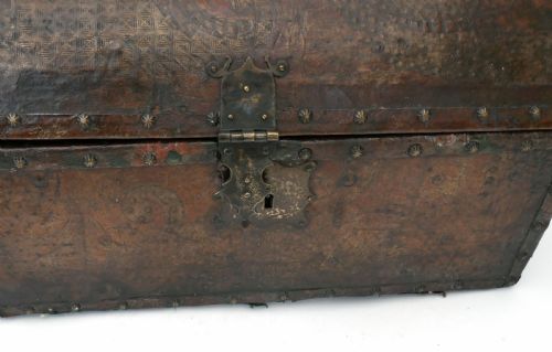 ANTIQUE 17THC LEATHER COVERED COFFRET WITH EMBOSSED DECORATION ITALIAN C166080 - ADDITIONAL PHOTO 1