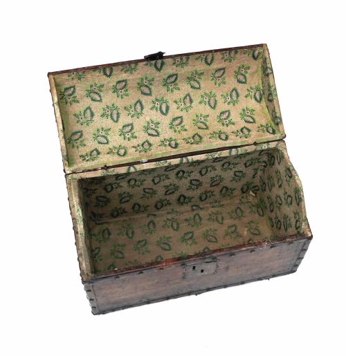 ANTIQUE 17THC LEATHER COVERED COFFRET WITH EMBOSSED DECORATION ITALIAN C166080 - ADDITIONAL PHOTO 2