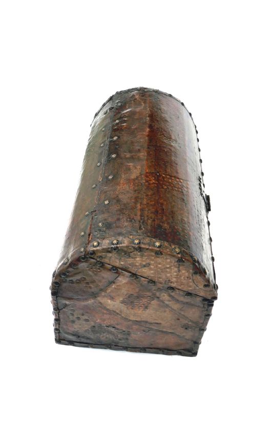 ANTIQUE 17THC LEATHER COVERED COFFRET WITH EMBOSSED DECORATION ITALIAN C166080 - ADDITIONAL PHOTO 4
