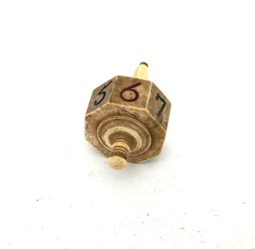 ANTIQUE COLLECTABLES 19THC SINGLE LARGE BONE NUMBERED TEETOTUM ENGLISH FRENCH C1815 - ADDITIONAL PHOTO 1