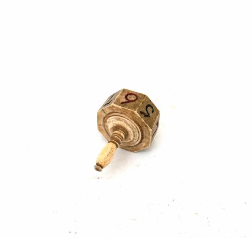 ANTIQUE COLLECTABLES 19THC SINGLE LARGE BONE NUMBERED TEETOTUM ENGLISH FRENCH C1815 - ADDITIONAL PHOTO 2