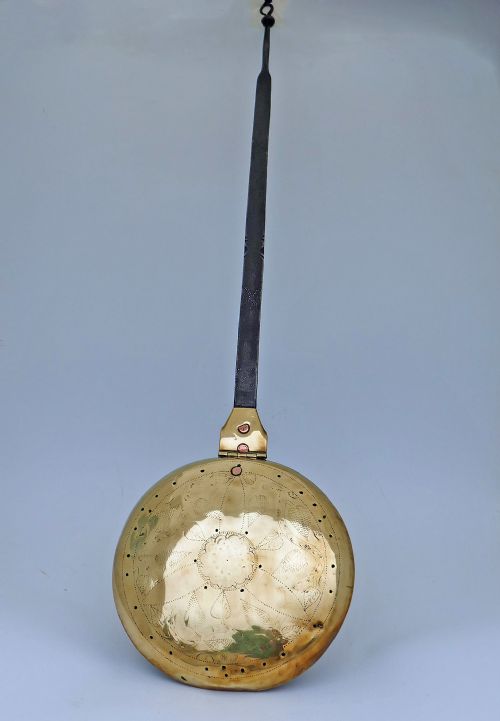 antique metalware 17thc iron brass warming pan with engraved handle english c164050 - CATEGORY: ANTIQUE METAL - DATED 17TH CENTURY