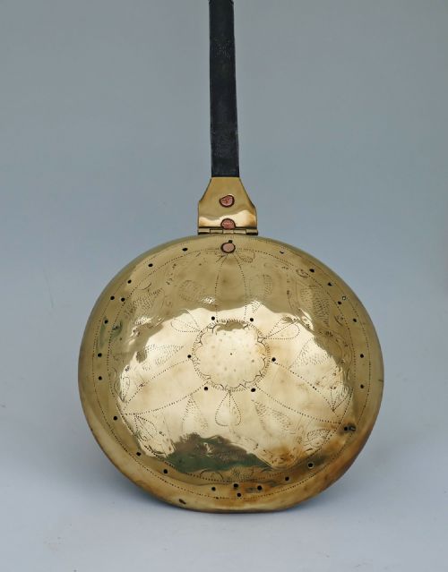 ANTIQUE METALWARE 17THC IRON BRASS WARMING PAN WITH ENGRAVED HANDLE ENGLISH C164050 - ADDITIONAL PHOTO 2