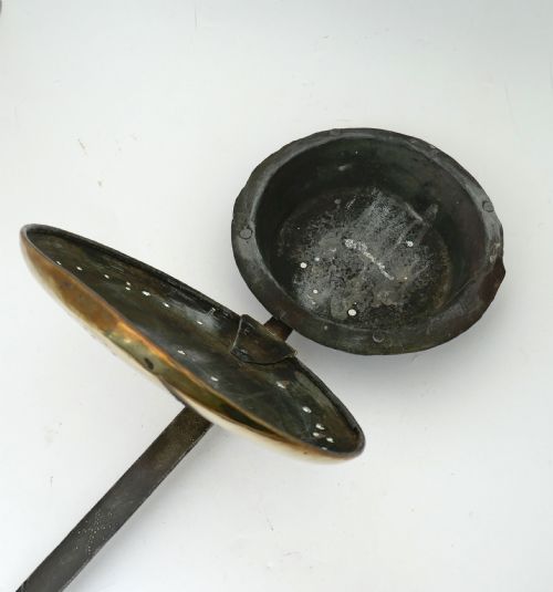 ANTIQUE METALWARE 17THC IRON BRASS WARMING PAN WITH ENGRAVED HANDLE ENGLISH C164050 - ADDITIONAL PHOTO 6