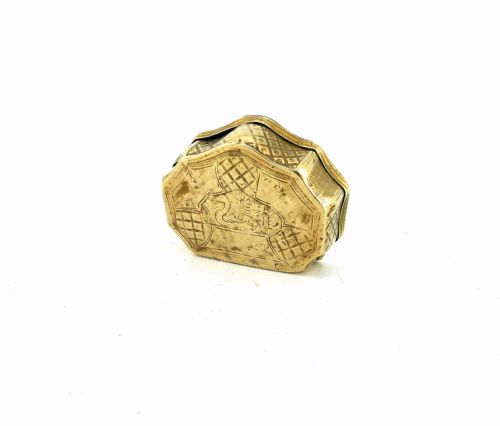 ANTIQUE METALWARE 18THC BRASS SHAPED ENGRAVED SNUFF BOX DUTCH C174060 - ADDITIONAL PHOTO 1