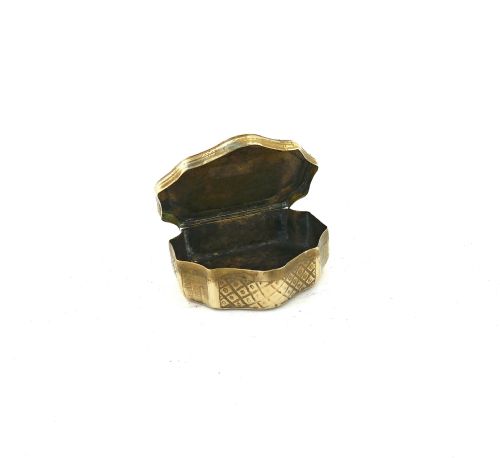 ANTIQUE METALWARE 18THC BRASS SHAPED ENGRAVED SNUFF BOX DUTCH C174060 - ADDITIONAL PHOTO 3