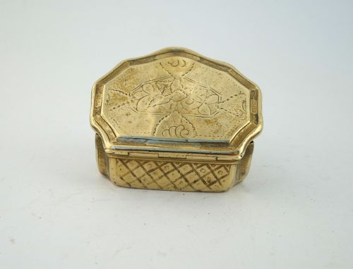 ANTIQUE METALWARE 18THC BRASS SHAPED ENGRAVED SNUFF BOX DUTCH C174060 - ADDITIONAL PHOTO 5