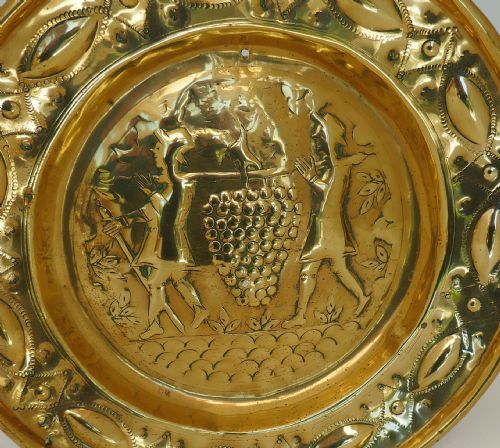 ANTIQUE EARLY METALWARE 17THC BRASS SMALL REPOUSSE' WORKED ALMS DISH NUREMBERG C162040 - ADDITIONAL PHOTO 1