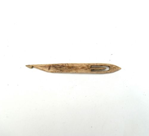 ANTIQUE COLLECTABLES SINGLE 19THC BONE NETTING NEEDLE INITIALLED CP DATED 1838 ENGLISH - ADDITIONAL PHOTO 1