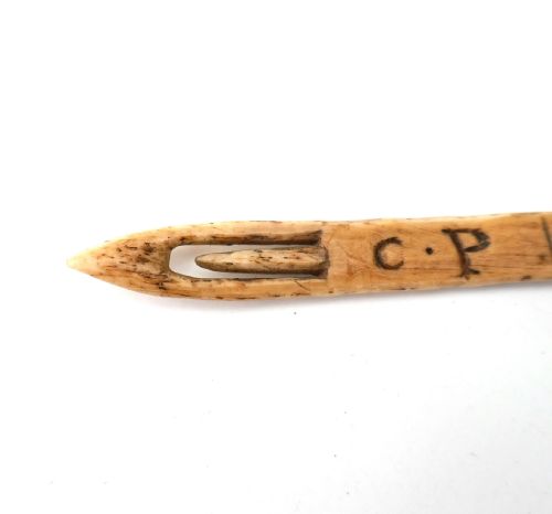 ANTIQUE COLLECTABLES SINGLE 19THC BONE NETTING NEEDLE INITIALLED CP DATED 1838 ENGLISH - ADDITIONAL PHOTO 2