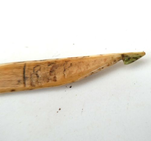 ANTIQUE COLLECTABLES SINGLE 19THC BONE NETTING NEEDLE INITIALLED CP DATED 1838 ENGLISH - ADDITIONAL PHOTO 3