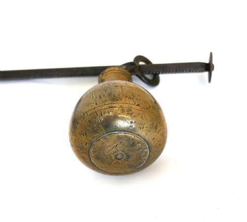 ANTIQUE COLLECTABLES 18THC IRON BUTCHERS STEELYARD WITH BRASS WEIGHT ENGLISH C177090 - ADDITIONAL PHOTO 3