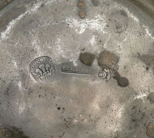 ANTIQUE EARLY METALWARE 17THC SINGLE PEWTER TRIPLE REEDED PLATE BY JOHN HULLS ENGLISH LONDON C1676 C1709 - ADDITIONAL PHOTO 4