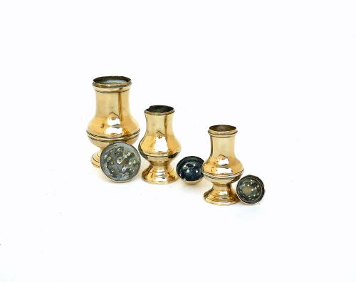 ANTIQUE METALWARE 18THC THREE BRASS COUNTRY HOUSE MUFFINEERS ENGLISH C177090 - ADDITIONAL PHOTO 3