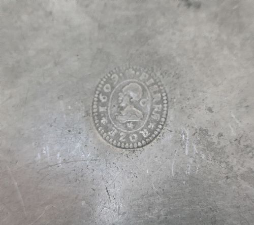 ANTIQUE EARLY SINGLE 17THC BROAD RIM PEWTER PLATE BY PIERRE ROZE 1 DATED 1609 - ADDITIONAL PHOTO 2