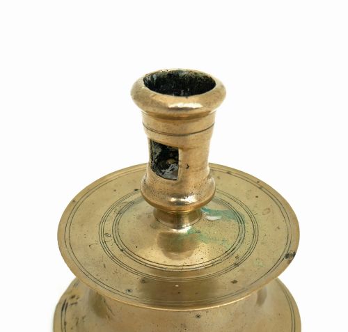 ANTIQUE EARLY LIGHTING 16THC BRASS SOCKET CANDLESTICK OF CAPSTAN TYPE N EUROPEAN C154060 - ADDITIONAL PHOTO 4