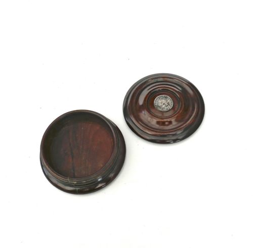 ANTIQUE EARLY TREEN 19THC FRUITWOOD SNUFF BOX WITH SILVER COIN INSERT ENGLISH C184060 - ADDITIONAL PHOTO 2