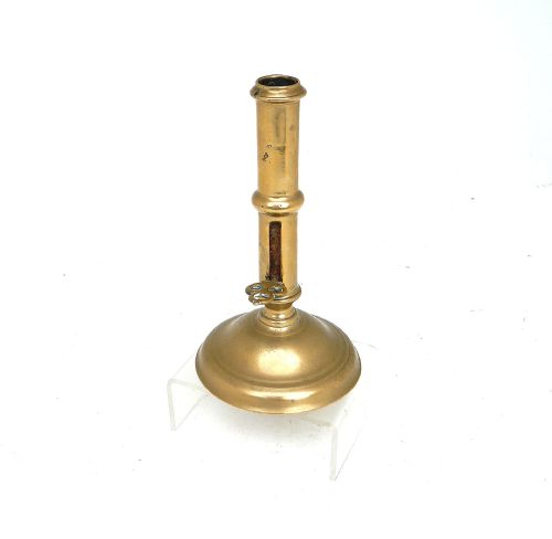 EARLY ANTIQUE METALWARE 18THC BRASS SINGLE CANDLESTICK WITH SIDE EJECTOR ENGLISH C173040 - ADDITIONAL PHOTO 1