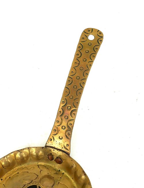 ANTIQUE METALWARE EARLY LIGHTING 17THC BRASS EMBOSSED CHAMBERSTICK DUTCH SWEDISH C167090 - ADDITIONAL PHOTO 2
