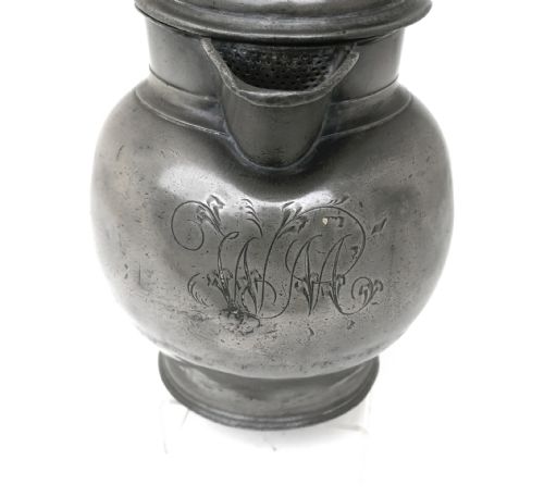 ANTIQUE EARLY METALWARE 18THC PEWTER LIDDED ALE JUG ENGRAVED 3 PIDGEONS STOUT HATFIELD ENGLISH C177090 - ADDITIONAL PHOTO 2