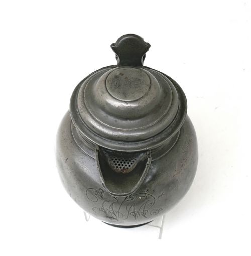 ANTIQUE EARLY METALWARE 18THC PEWTER LIDDED ALE JUG ENGRAVED 3 PIDGEONS STOUT HATFIELD ENGLISH C177090 - ADDITIONAL PHOTO 3