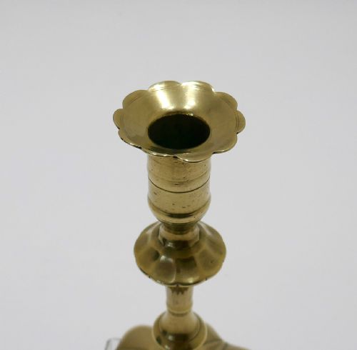 ANTIQUE EARLY METALWARE LIGHTING 18THC PETALBASE BRASS SINGLE CANDLESTICK ENGLISH C1740 - ADDITIONAL PHOTO 1
