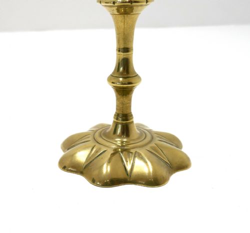 ANTIQUE EARLY METALWARE LIGHTING 18THC PETALBASE BRASS SINGLE CANDLESTICK ENGLISH C1740 - ADDITIONAL PHOTO 2