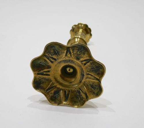 ANTIQUE EARLY METALWARE LIGHTING 18THC PETALBASE BRASS SINGLE CANDLESTICK ENGLISH C1740 - ADDITIONAL PHOTO 3