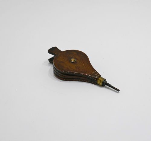 ANTIQUE TREEN 19THC PINE BELLOWS WITH BRASS PIN DECORATION GOOD COLOUR ENGLISH C184060 - ADDITIONAL PHOTO 1