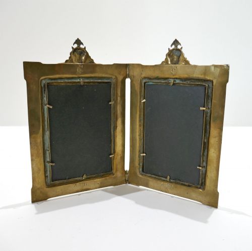 ANTIQUE EARLY METALWARE 19THC BRASS DOUBLE PICTURE FRAME WITH MONOGRAMMED INITIAL JSC ENGLISH C187090 - ADDITIONAL PHOTO 4