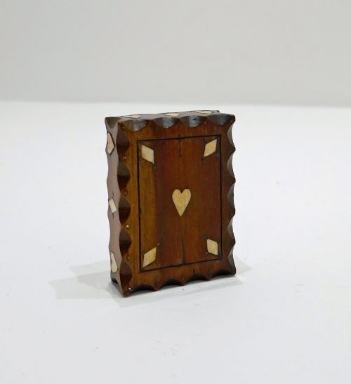 ANTIQUE TREEN 19THC FRUITWOOD OBLONG SNUFF BOX INLAID WITH BONE HEARTS DIAMOND SHAPES ENGLISH C184060 - ADDITIONAL PHOTO 1