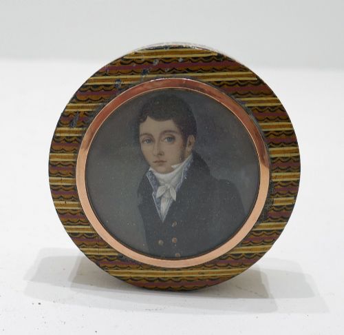 ANTIQUE TREEN 19THC REGENCY LACQUERED SNUFF BOX WITH PORTRAIT OF A YOUNG MAN SET WITHIN A GOLD FRAME ENGLISH C180020