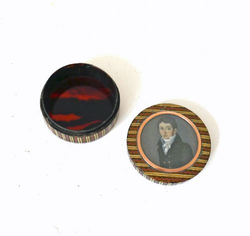 ANTIQUE TREEN 19THC REGENCY LACQUERED SNUFF BOX WITH PORTRAIT OF A YOUNG MAN SET WITHIN A GOLD FRAME ENGLISH C180020 - ADDITIONAL PHOTO 1