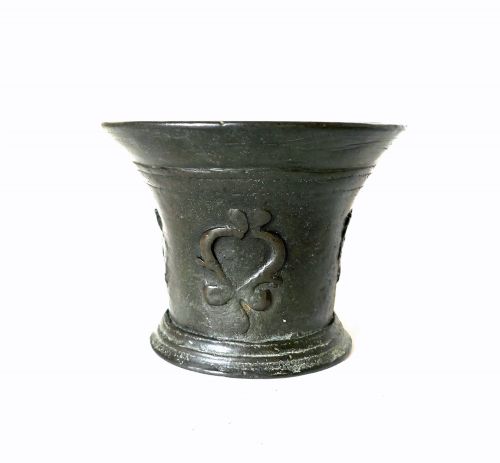 antique early english metalware 17thc bronze mortar with heart shaped cartouche rosette english c167090 - CATEGORY: ANTIQUE METAL - DATED 17TH CENTURY