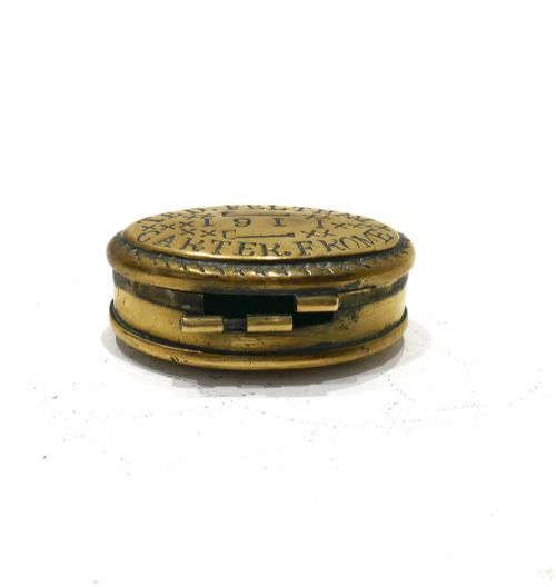 ANTIQUE EARLY 20THC METALWARE BRASS SNUFF BOX ENGRAVED WITH THE NAME TED FELTHAM 1911 CARTER FROME - ADDITIONAL PHOTO 3