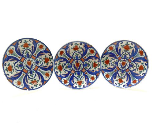 ANTIQUE POTTERY 18THC THREE POLYCHROME DUTCH DELFT PLATES DECORATED WITH FLOWER DESIGN DUTCH C176080
